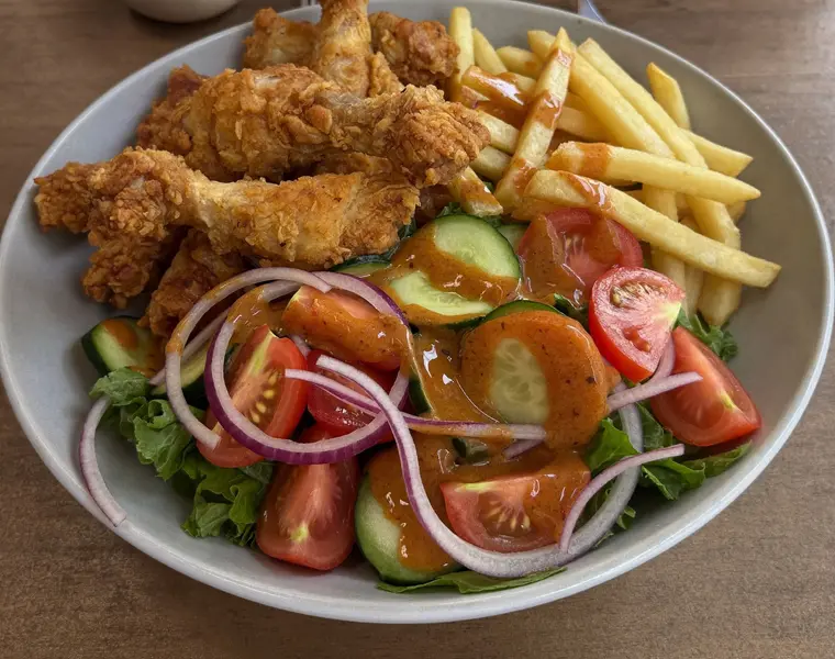 Crispy Chicken Bowl mit Chicken Tenders, Fritten und gemischtem Salat bei Sorry Mama Köln