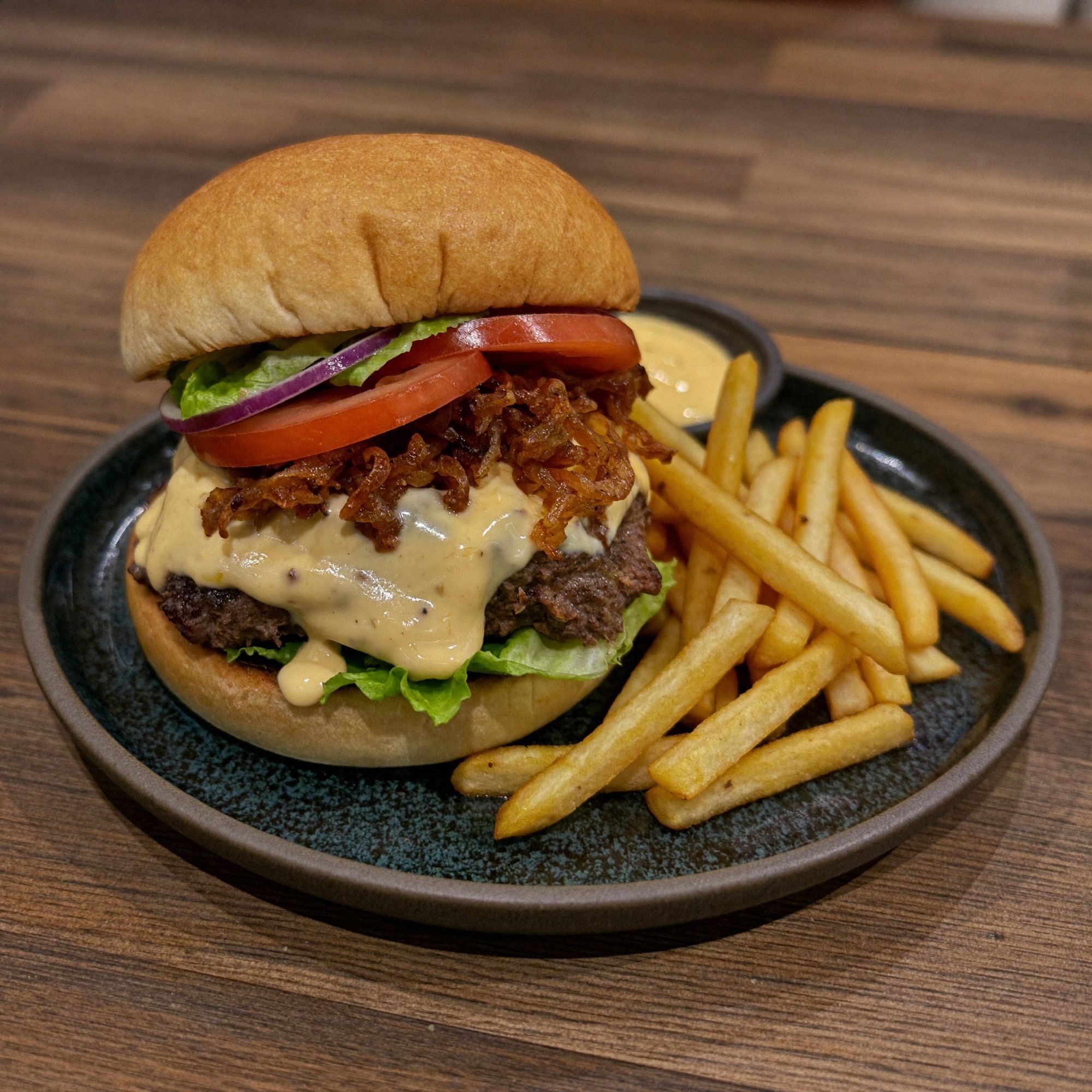 Saftiger Burger mit Cheddar und Fritten