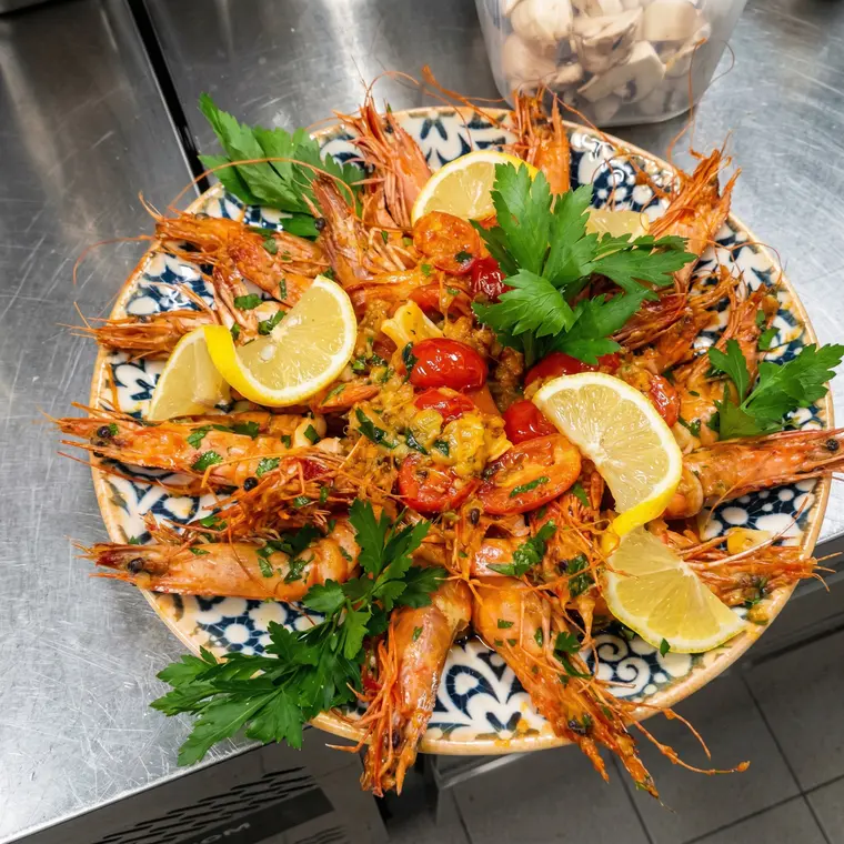 Große Gambas-Platte mit Zitronen und Petersilie – Catering von Sorry Mama Köln