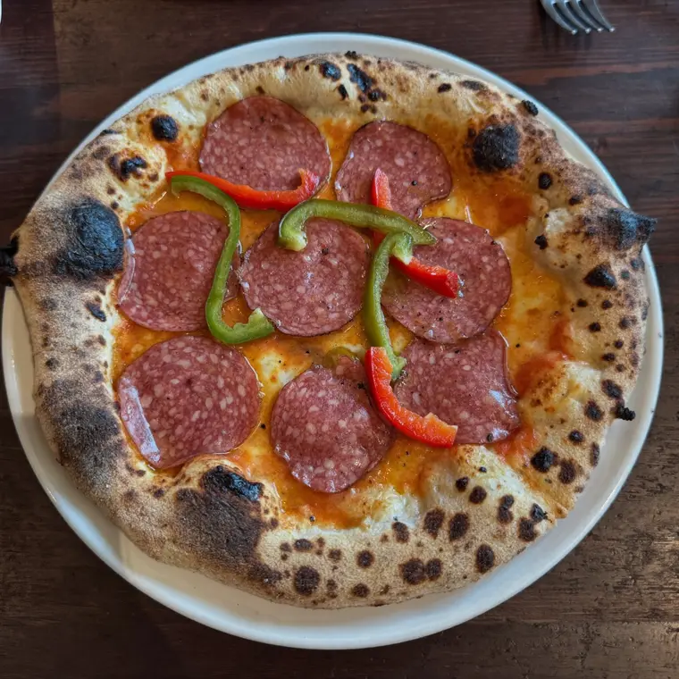 Pizza Diavolo mit Salami, Paprika und Jalapeños bei Sorry Mama Köln