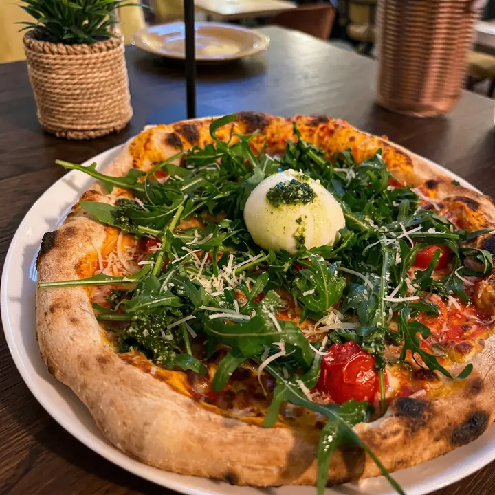 Neapolitanisch inspirierte Pizza mit Burrata und Rucola bei Sorry Mama Köln