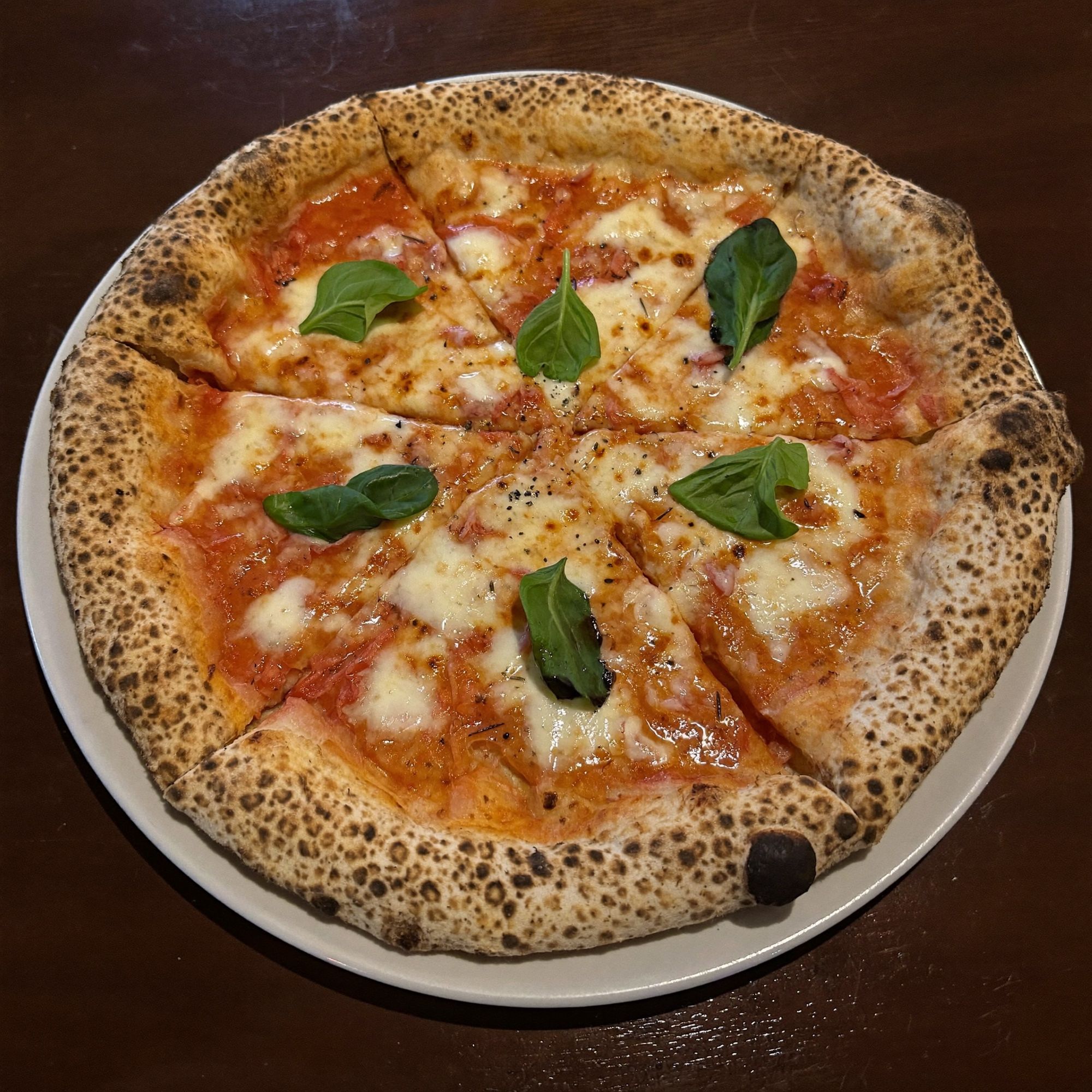 Klassische Pizza Margherita mit Basilikum und luftigem Rand bei Sorry Mama Köln