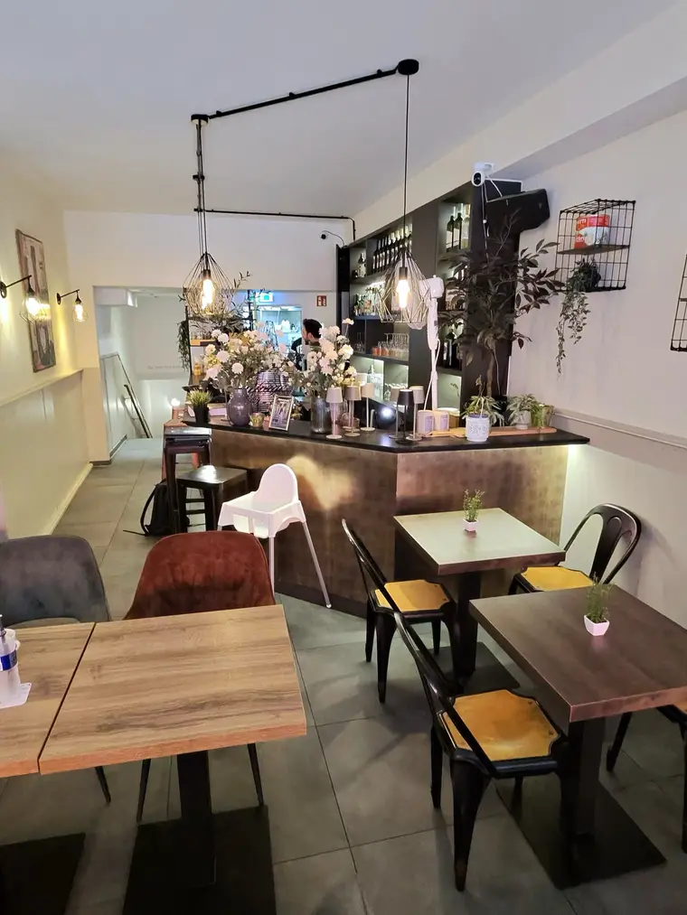 Bar-Bereich von Sorry Mama Köln mit Blumen und warmer Beleuchtung