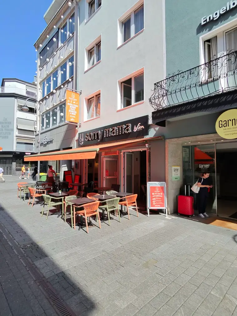 Eingang und Außenbereich von Sorry Mama in der Kölner Innenstadt bei Sonnenschein