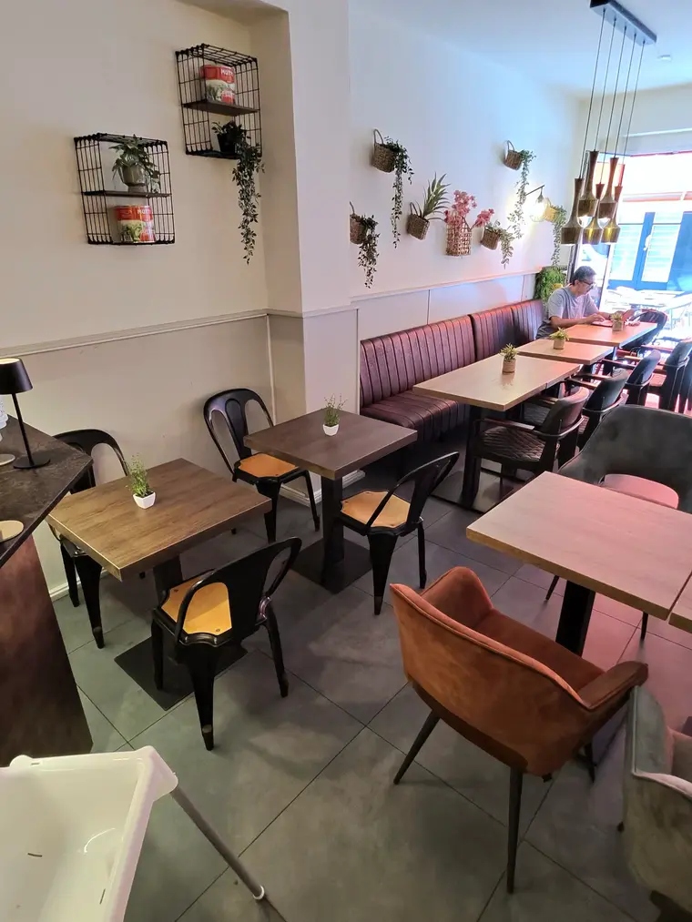 Sitzbereich mit Pflanzen und warmem Licht im Restaurant Sorry Mama in Köln